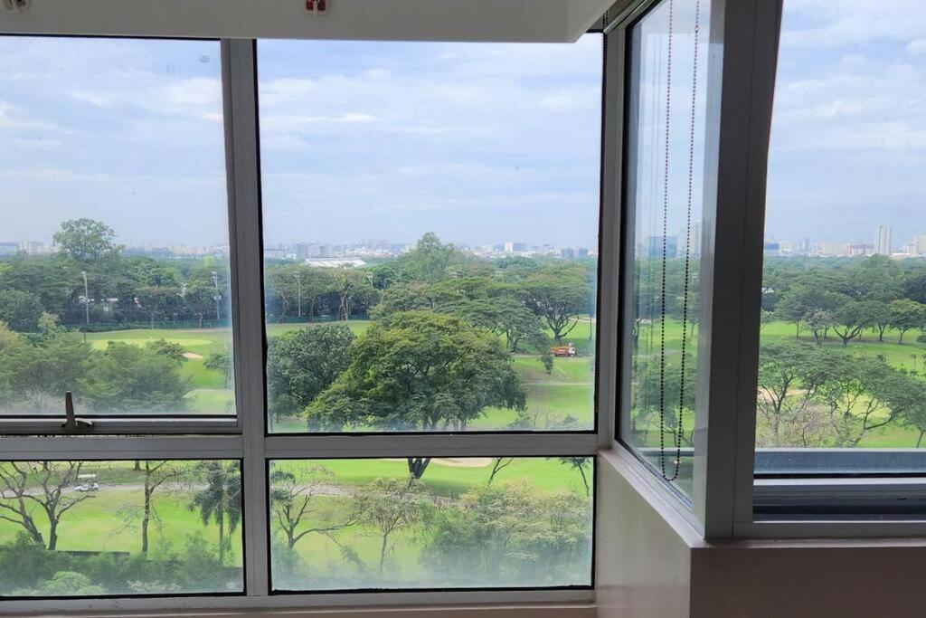 Enjoy Bgc Sunset And Golf Course View 2 Bedroom Loft With 100Mbps Internet Connection Манила Экстерьер фото