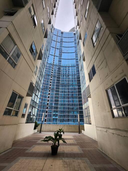 Enjoy Bgc Sunset And Golf Course View 2 Bedroom Loft With 100Mbps Internet Connection Манила Экстерьер фото