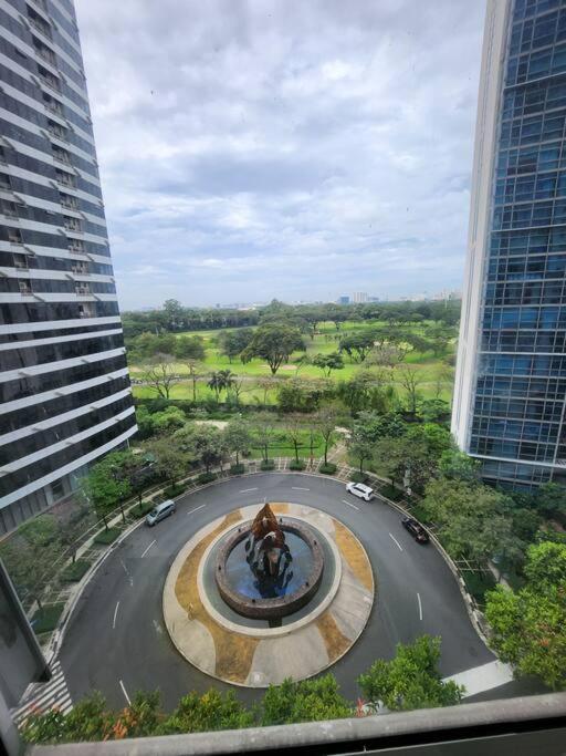 Enjoy Bgc Sunset And Golf Course View 2 Bedroom Loft With 100Mbps Internet Connection Манила Экстерьер фото
