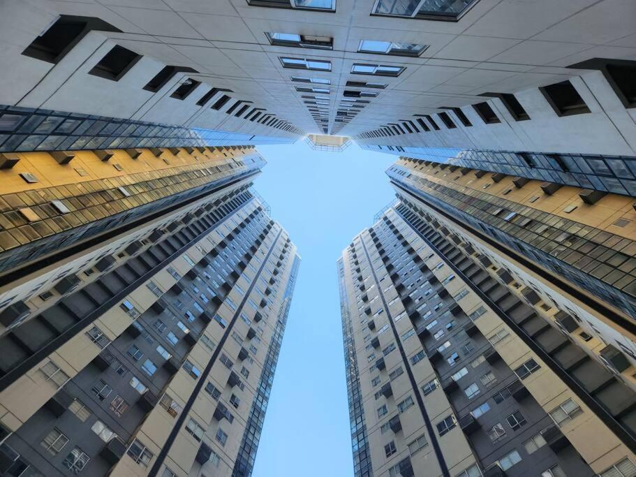 Enjoy Bgc Sunset And Golf Course View 2 Bedroom Loft With 100Mbps Internet Connection Манила Экстерьер фото
