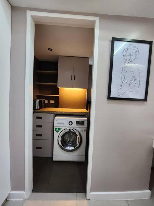 Enjoy Bgc Sunset And Golf Course View 2 Bedroom Loft With 100Mbps Internet Connection Манила Экстерьер фото